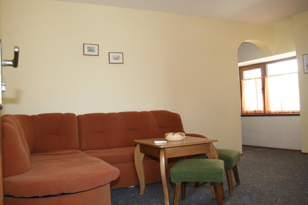 Regina'S Guesthouse Baltsjik Eksteriør bilde